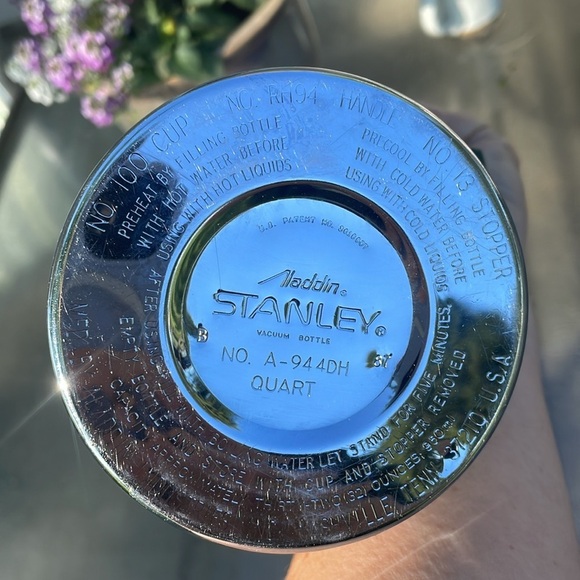 Vintage Stanley Aladdin thermos. Green with handle. Chrome lid and base. Quart - Picture 9 of 16